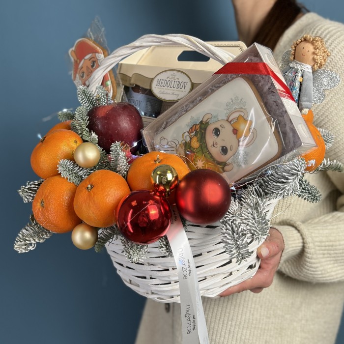 Новогодняя корзина с пряниками мандаринами и медом