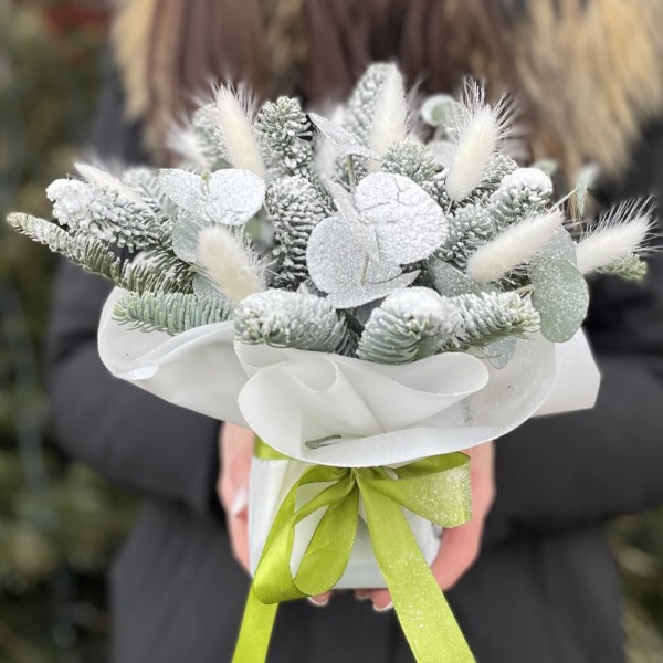 Новогодняя композиция в белом цвете