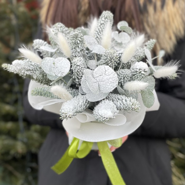 Новогодняя композиция в белом цвете