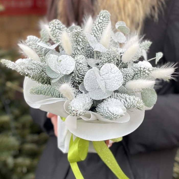 Новогодняя композиция в белом цвете