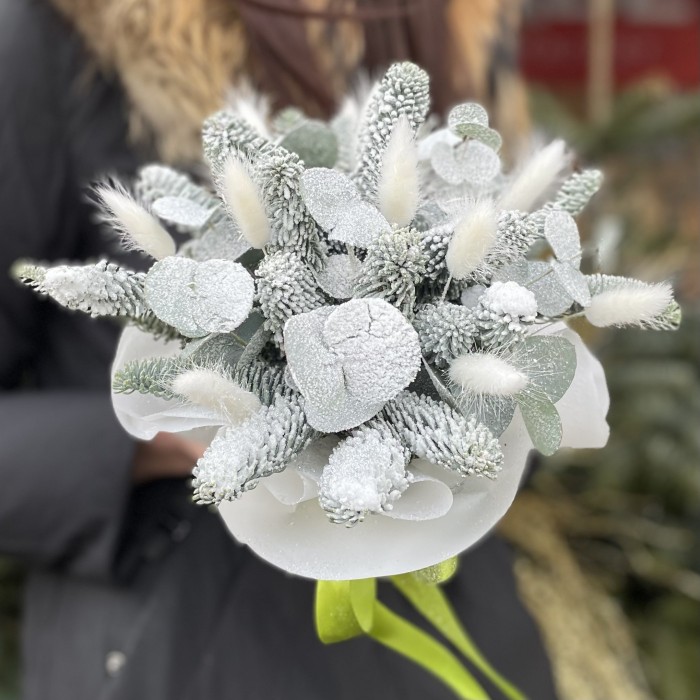 Новогодняя композиция в белом цвете