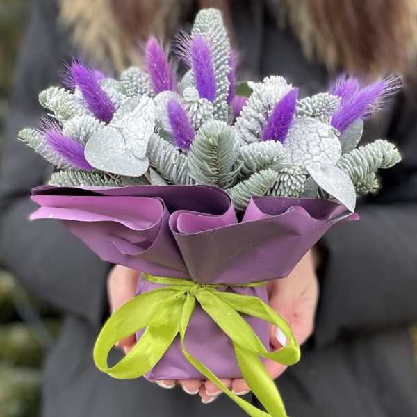 Новогодняя композиция в фиолетовом цвете