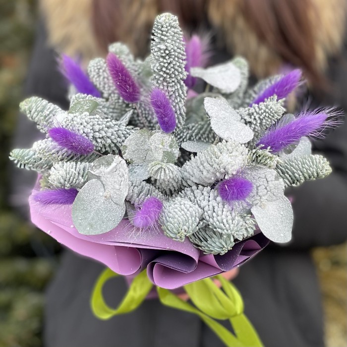 Новогодняя композиция в фиолетовом цвете