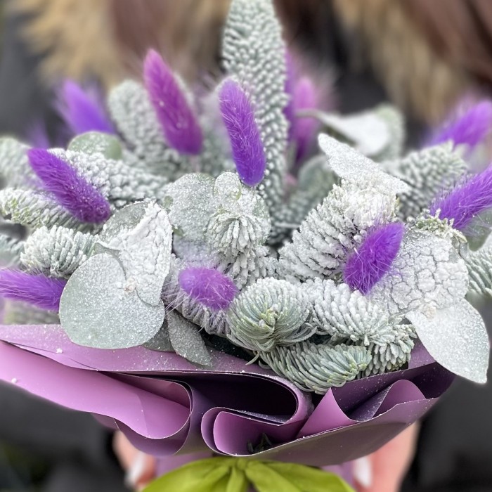 Новогодняя композиция в фиолетовом цвете