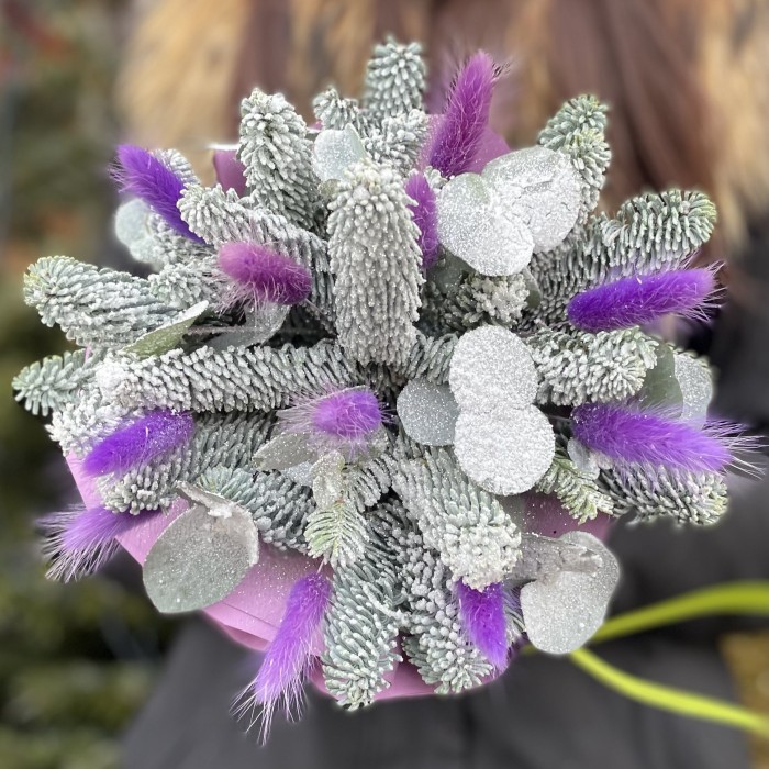 Новогодняя композиция в фиолетовом цвете