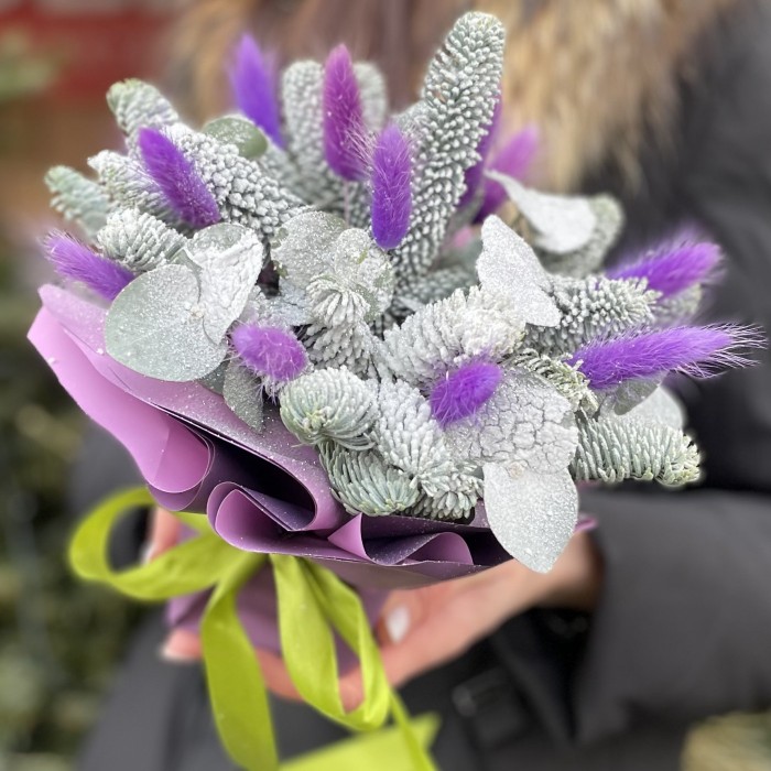 Новогодняя композиция в фиолетовом цвете