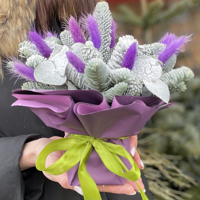 Новогодняя композиция в фиолетовом цвете