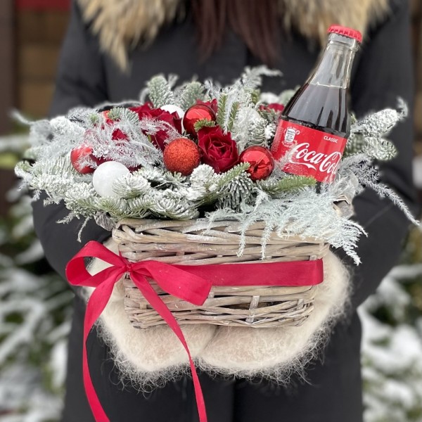 Новогодняя композиция в корзинке с Кока-Колой