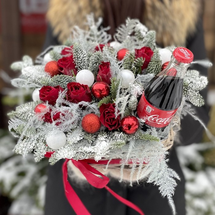 Новогодняя композиция в корзинке с Кока-Колой