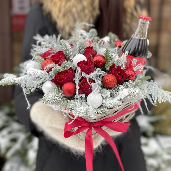 Новогодняя композиция в корзинке с Кока-Колой