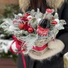 Новогодняя композиция в корзинке с Кока-Колой