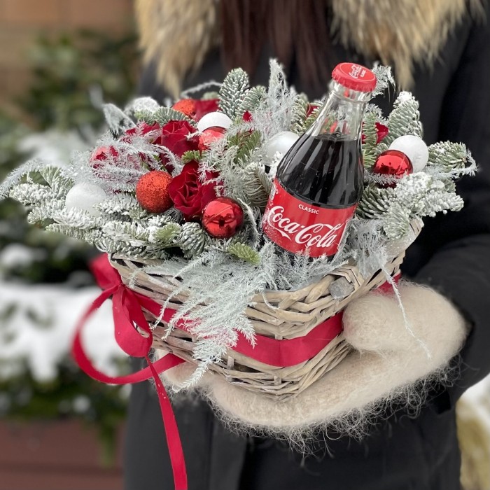 Новогодняя композиция в корзинке с Кока-Колой