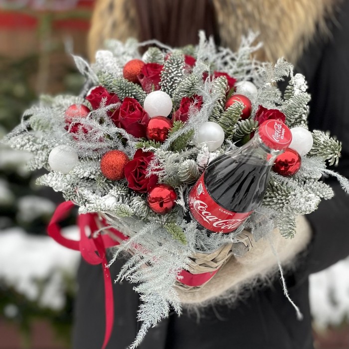 Новогодняя композиция в корзинке с Кока-Колой
