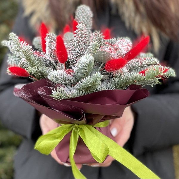 Новогодняя композиция в красном цвете