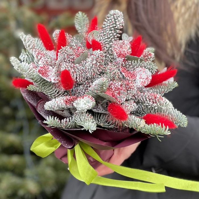 Новогодняя композиция в красном цвете