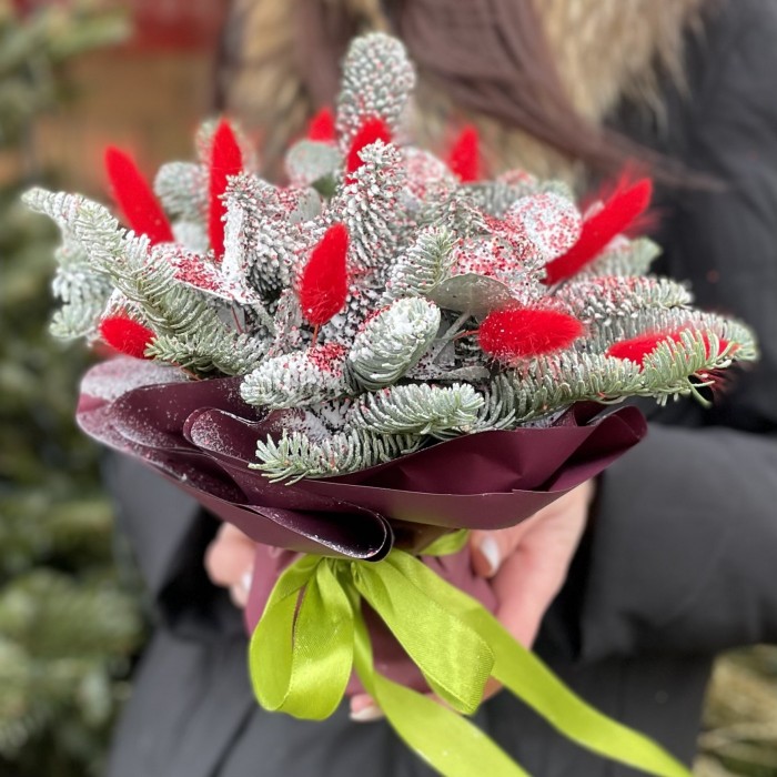 Новогодняя композиция в красном цвете