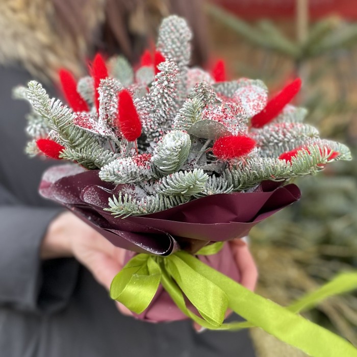 Новогодняя композиция в красном цвете