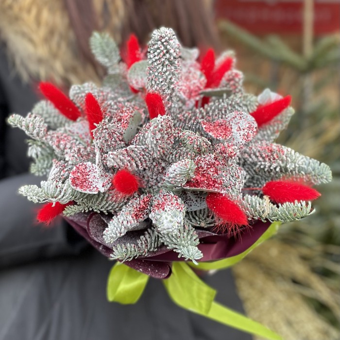 Новогодняя композиция в красном цвете