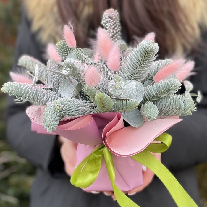 Новогодняя композиция в розовом цвете