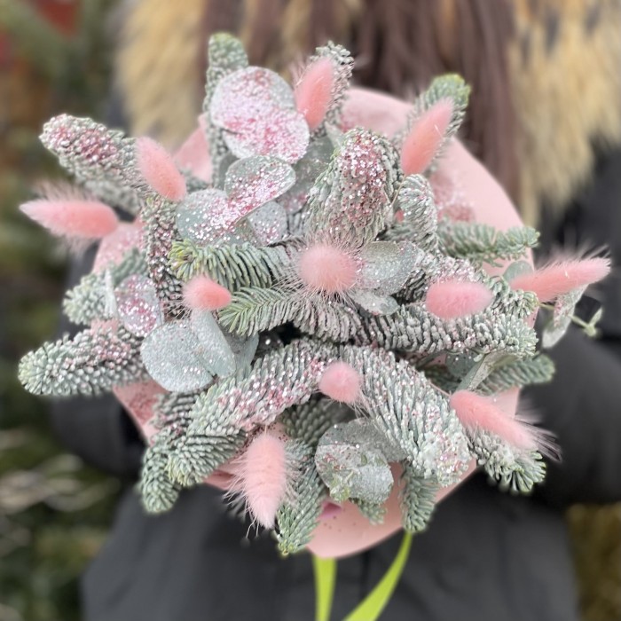 Новогодняя композиция в розовом цвете