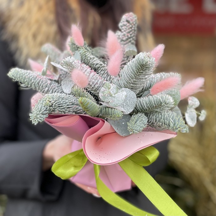 Новогодняя композиция в розовом цвете