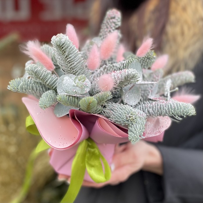 Новогодняя композиция в розовом цвете