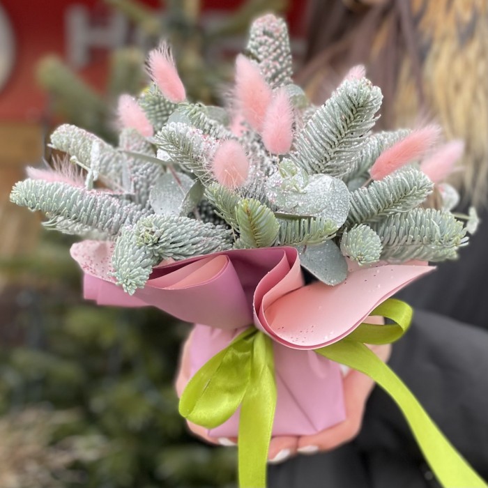 Новогодняя композиция в розовом цвете