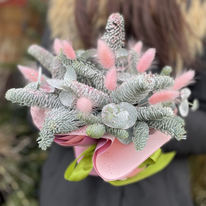 Новогодняя композиция в розовом цвете