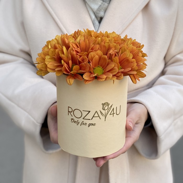 Оранжевые кустовые хризантемы в коробке