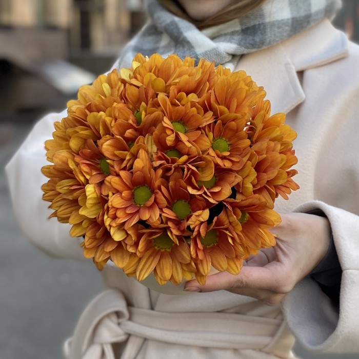 Оранжевые кустовые хризантемы в коробке