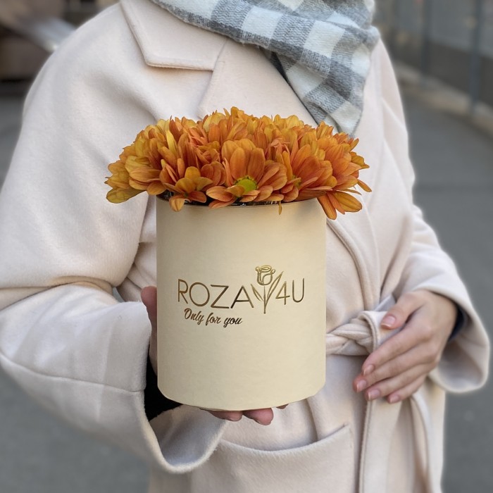 Оранжевые кустовые хризантемы в коробке