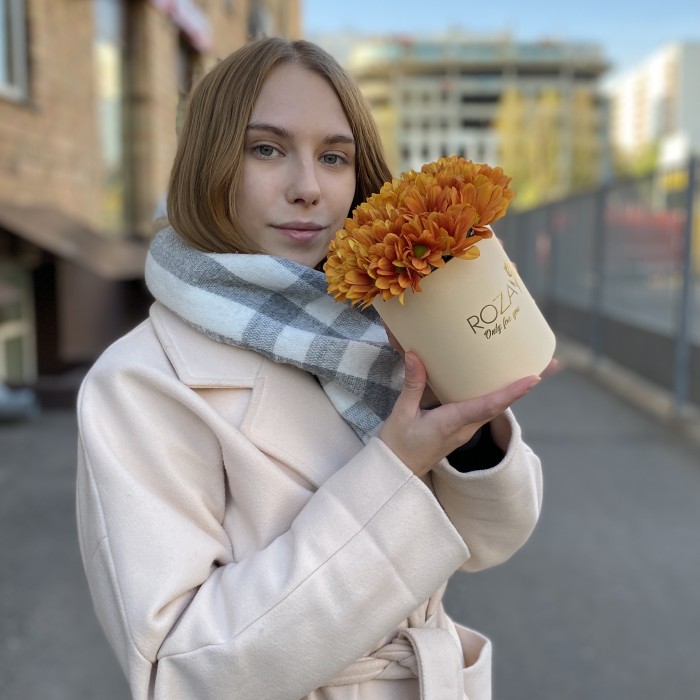 Оранжевые кустовые хризантемы в коробке