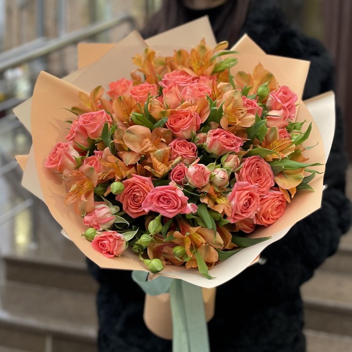 Оранжевые кустовые розы с альстромерией
