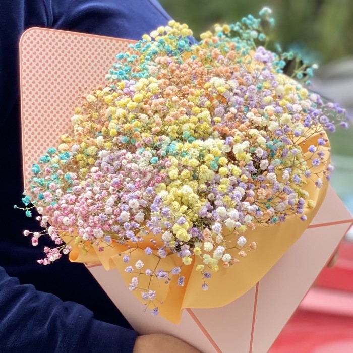 Оранжевый конвертик с радужной гипсофилой