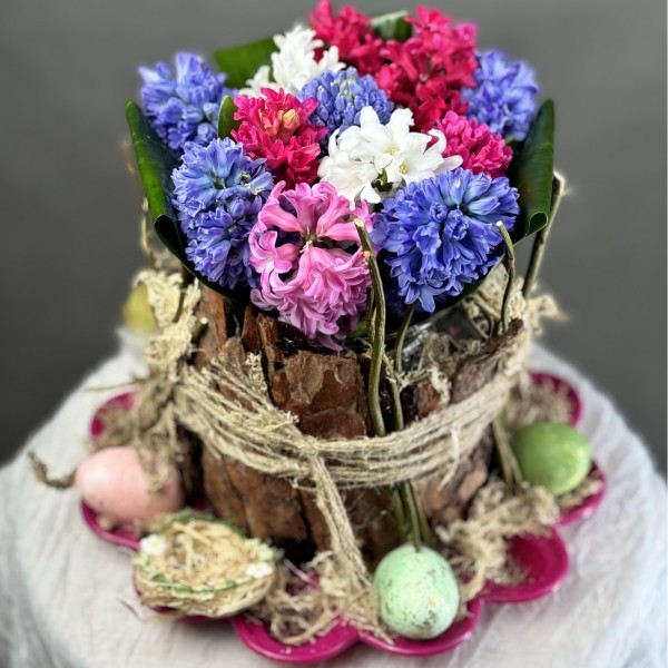 Пасхальная композиция в вазе с гиацинтами