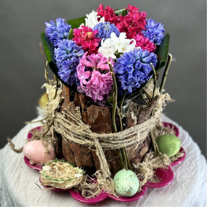 Пасхальная композиция в вазе с гиацинтами