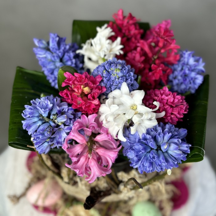 Пасхальная композиция в вазе с гиацинтами