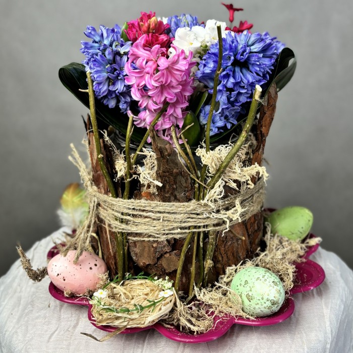 Пасхальная композиция в вазе с гиацинтами