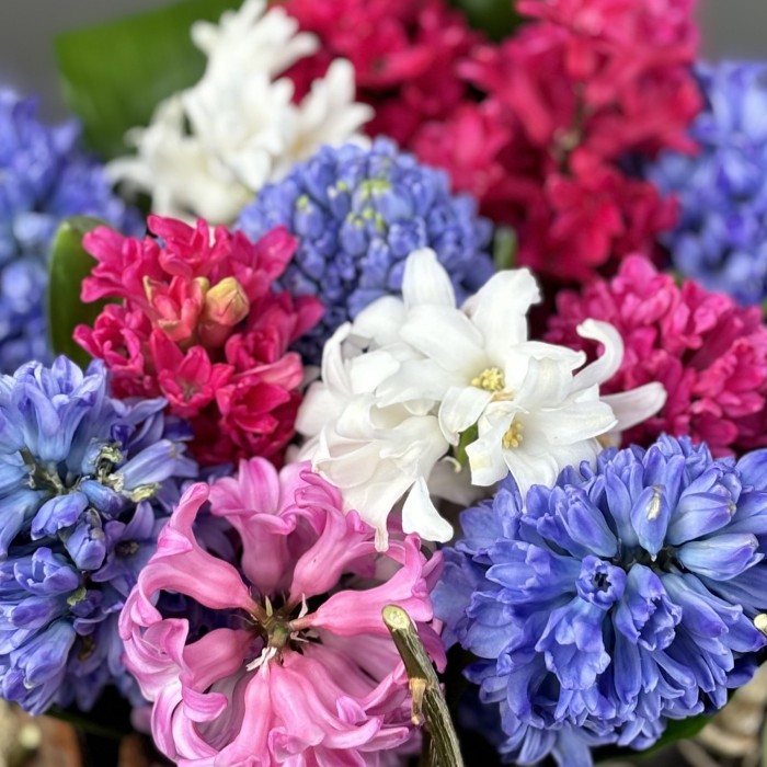 Пасхальная композиция в вазе с гиацинтами