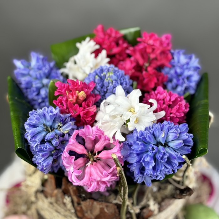 Пасхальная композиция в вазе с гиацинтами