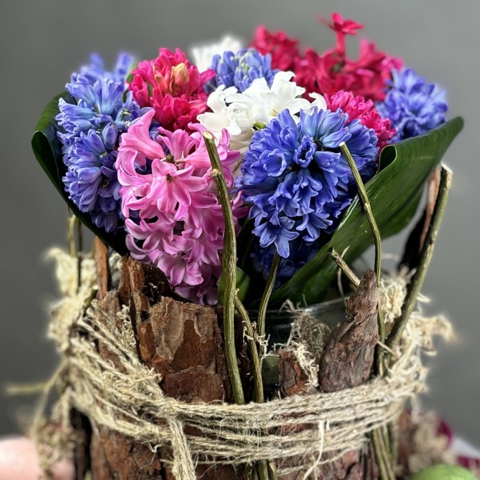 Пасхальная композиция в вазе с гиацинтами