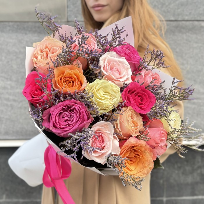Пастельный букет из 15 роз с лимониумом MIX