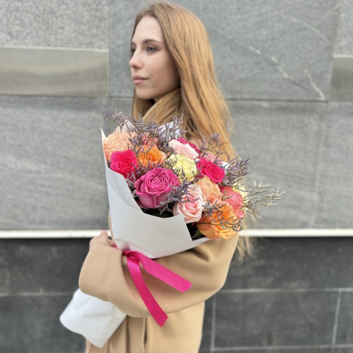 Пастельный букет из 15 роз с лимониумом MIX