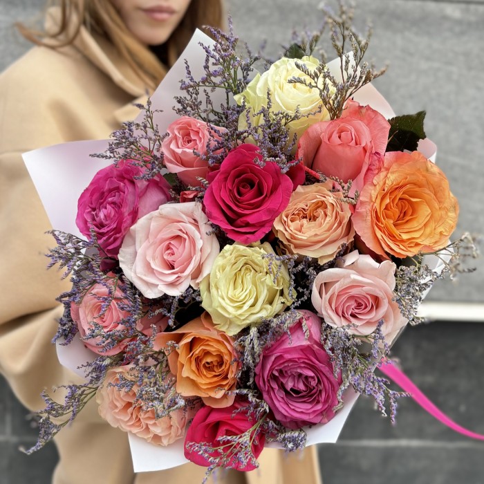 Пастельный букет из 15 роз с лимониумом MIX