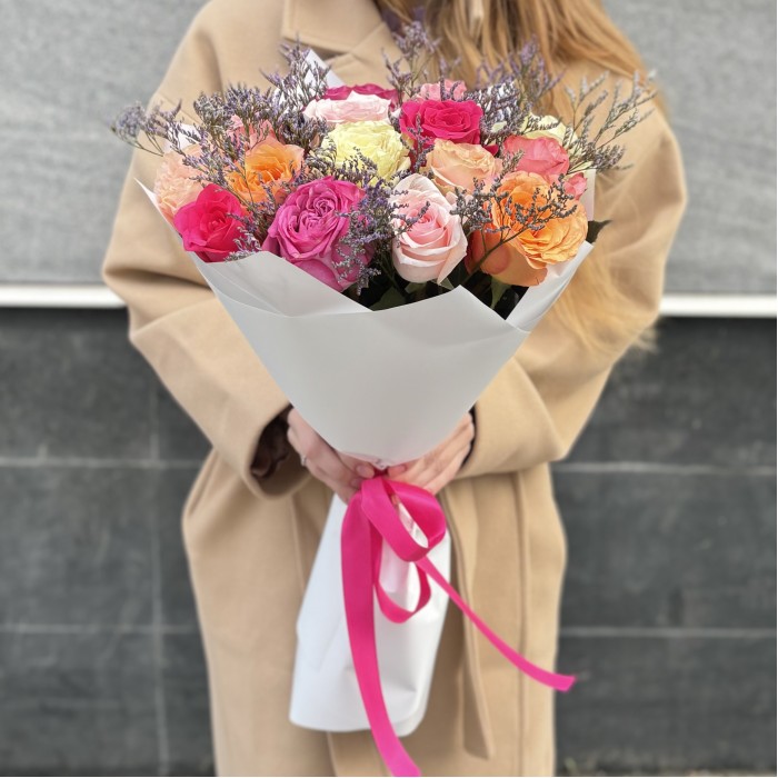 Пастельный букет из 15 роз с лимониумом MIX