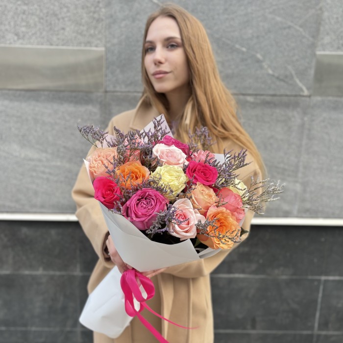 Пастельный букет из 15 роз с лимониумом MIX
