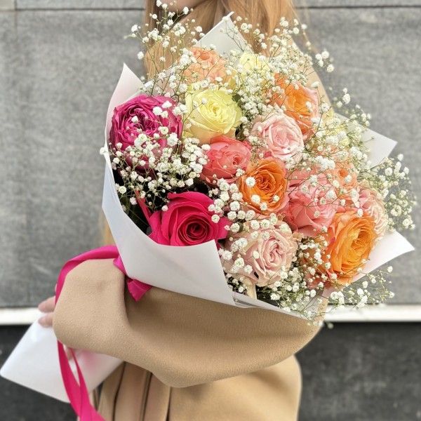 Пастельный букет из 15 роз с гипсофилой MIX