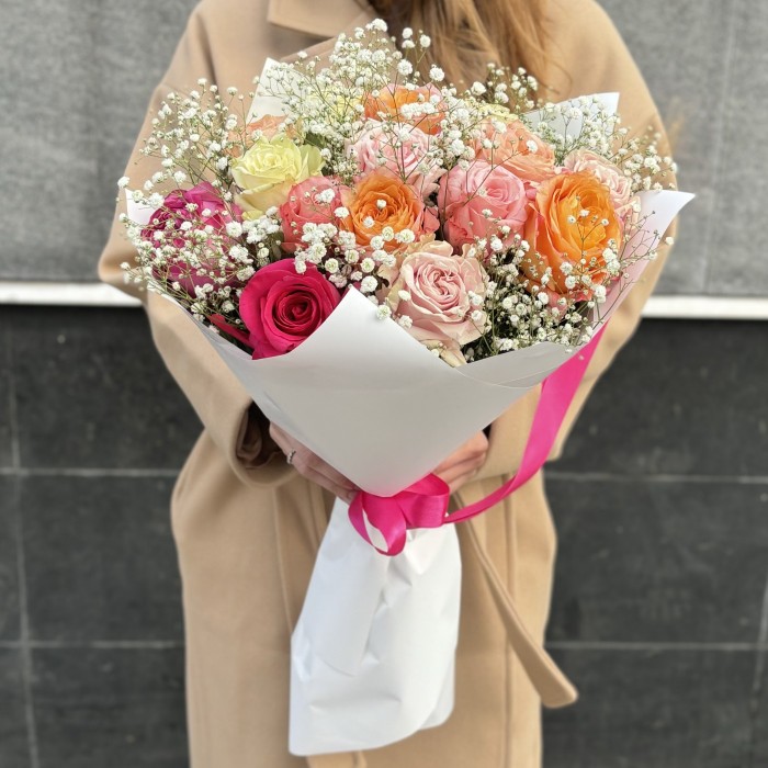 Пастельный букет из 15 роз с гипсофилой MIX