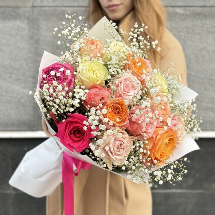 Пастельный букет из 15 роз с гипсофилой MIX