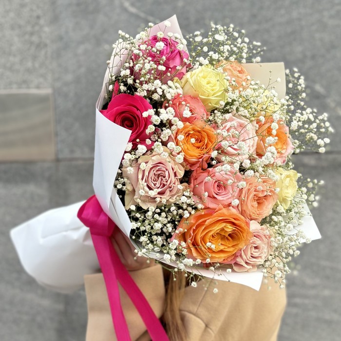 Пастельный букет из 15 роз с гипсофилой MIX